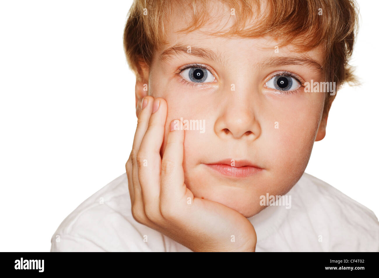 Porträt Kleinkind in einem weißen T-shirt Fotostudio, Kopf auf der Seite. Ringblitz Stockfoto