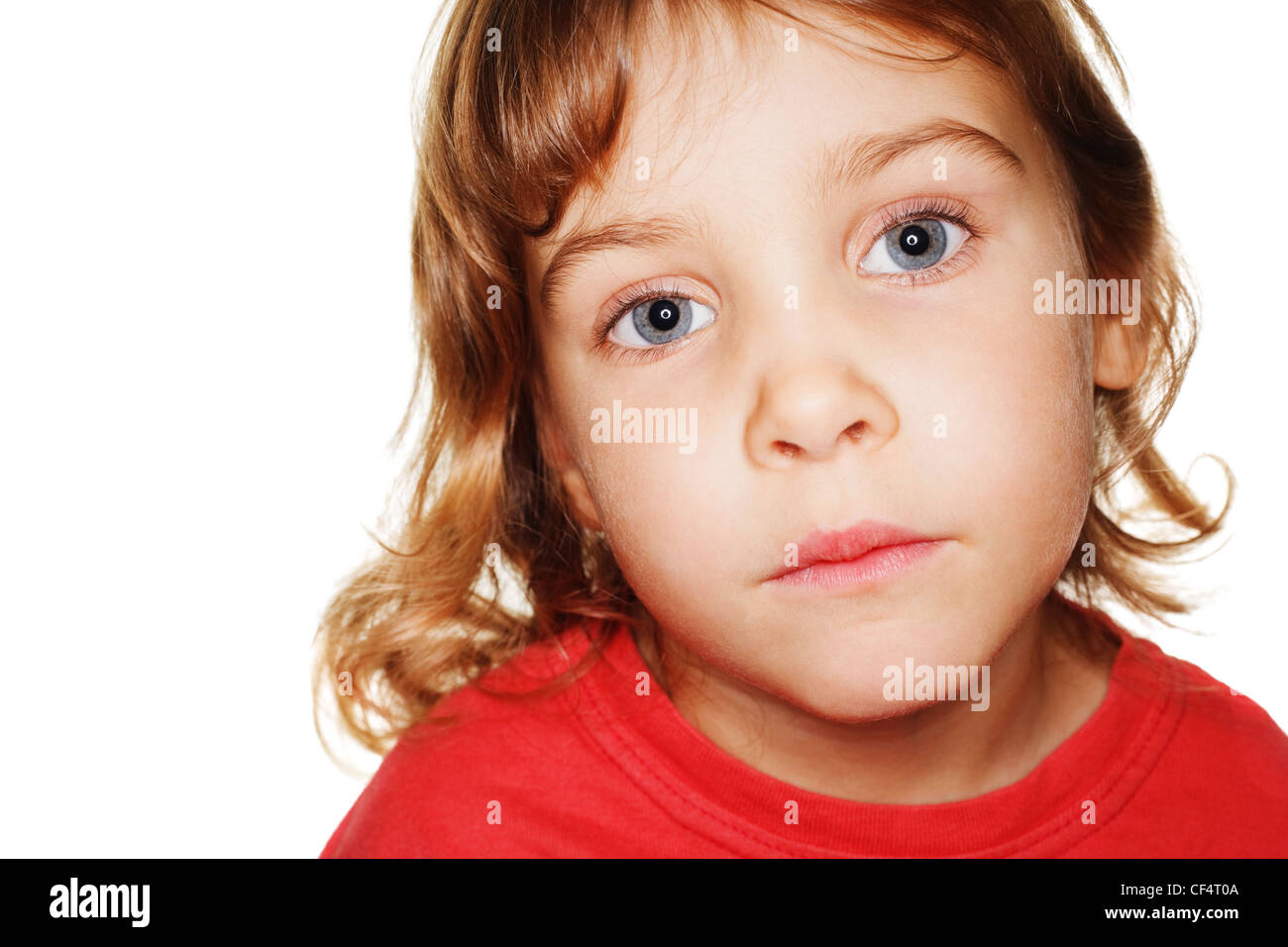 Porträt Kleinkind in einem roten T-shirt Fotostudio, Kopf nach oben. Ringblitz Stockfoto
