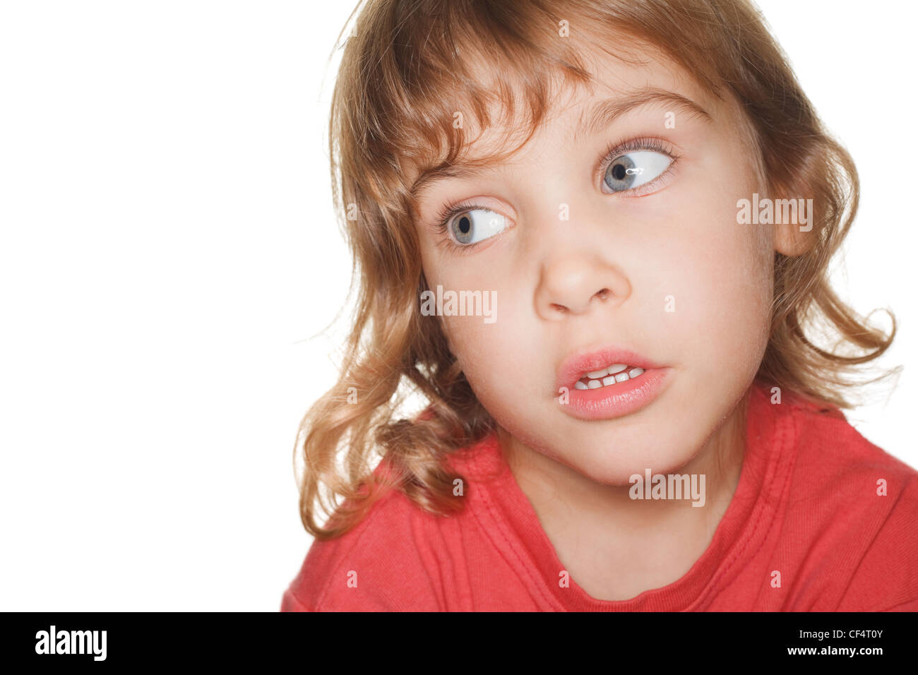 Porträt Kleinkind in einem roten T-shirt Fotostudio sprechen und schauen nach links. Ringblitz Stockfoto