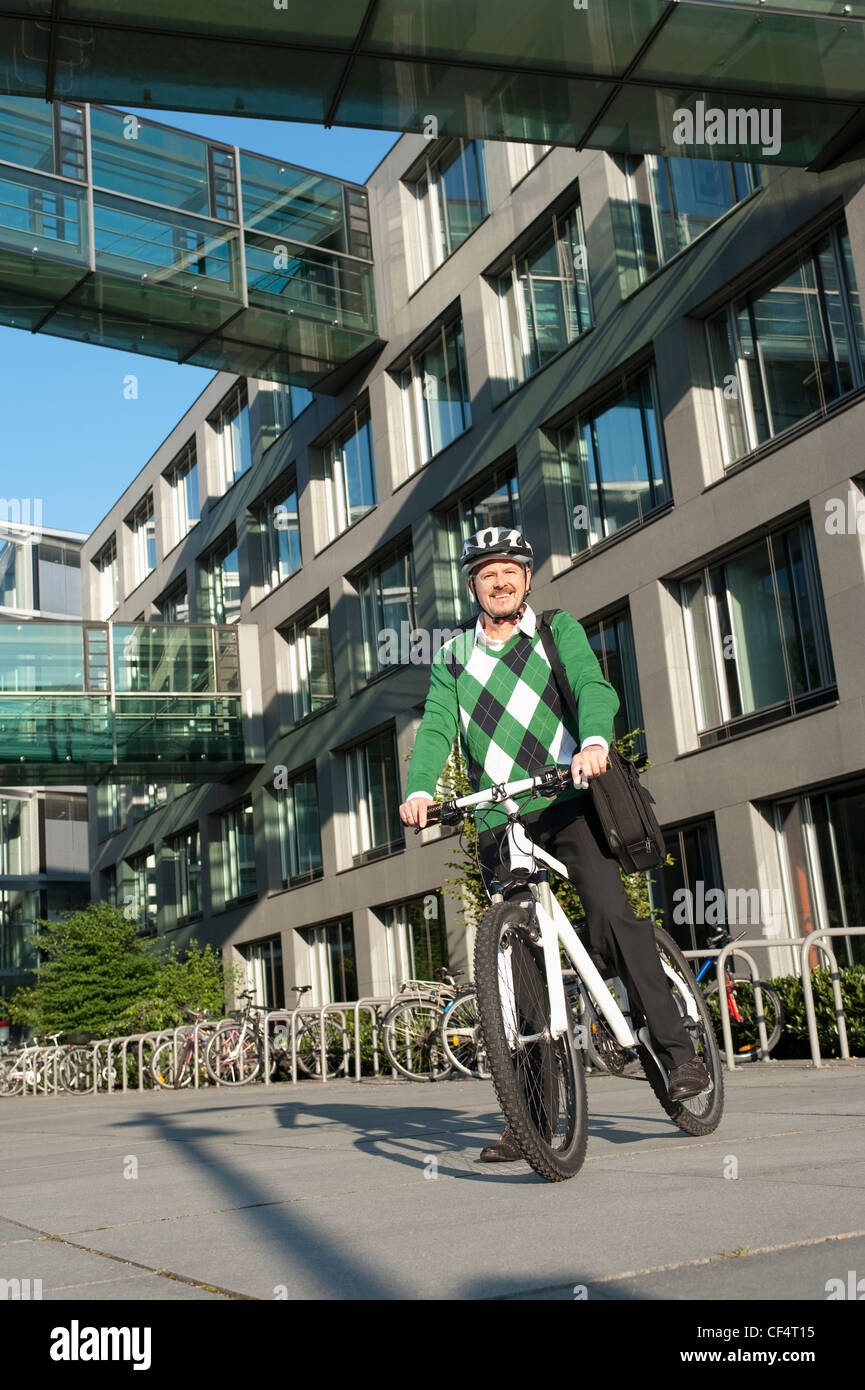 Deutschland, Bayern, reifer Mann auf dem Fahrrad, Lächeln, Porträt Stockfoto