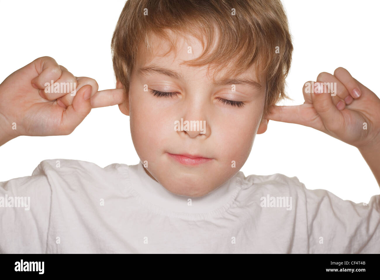 Porträt Kleinkind in einem weißen T-shirt Fotostudio, schließen die Augen und Ohren. Ringblitz Stockfoto