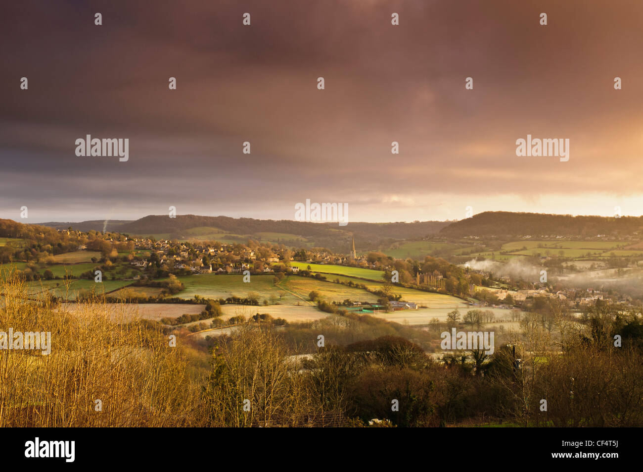 Blick über Painswick Tal und die Cotswold Dorf Painswick in frühen Wintermorgen, Gloucestershire, UK Stockfoto
