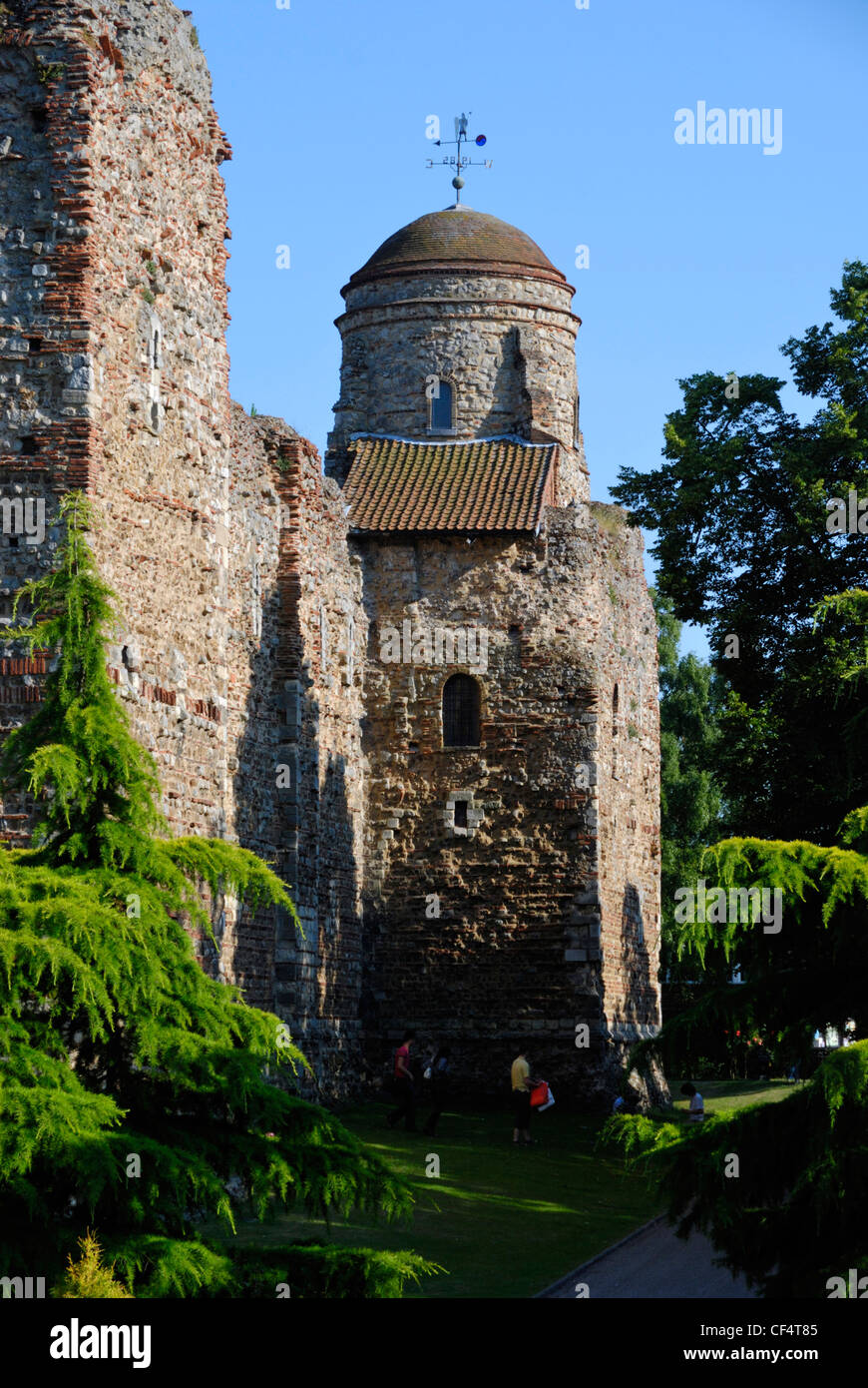 Menschen zu Fuß auf dem Gelände des Colchester Castle, eine fast vollständige normannische Burg abgeschlossen um 1100. Stockfoto