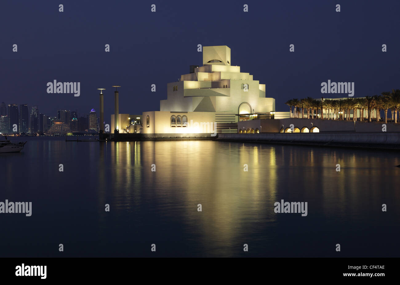Museum für islamische Kunst in Doha, die nachts beleuchtet. Katar, Nahost Stockfoto