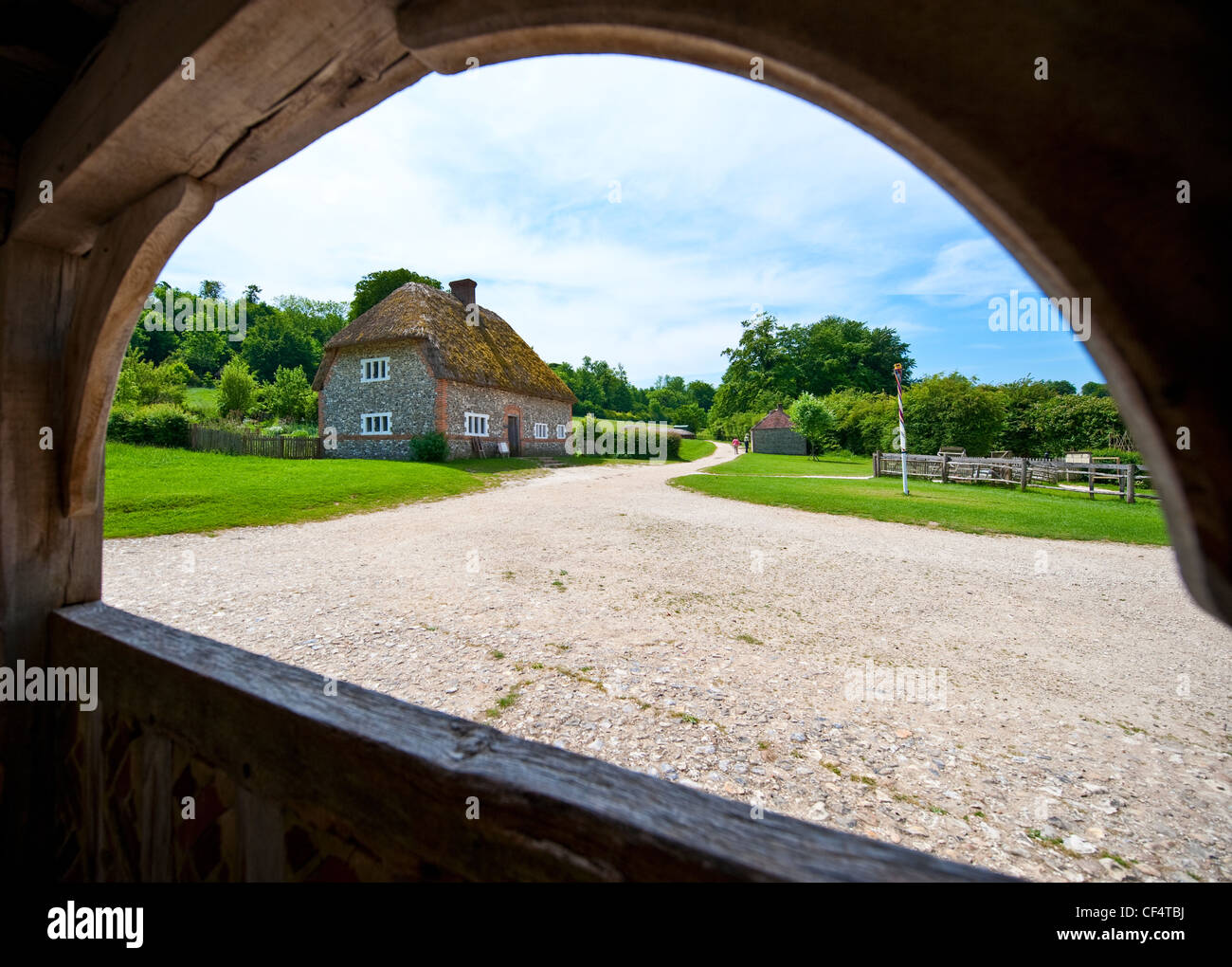 Blick durch hölzerne Bogen, strohgedeckten früh ' Äö√Ñ√¨mid aus dem 17. Jahrhundert Haus aus Walderton im Weald & Downland Open Air Museum. Stockfoto