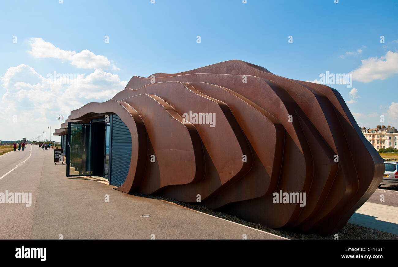 East Beach Cafe am Strand von Littlehampton. Der Entwurf für das Gebäude ist inspiriert durch ein Stück Treibholz und reflektiert t Stockfoto