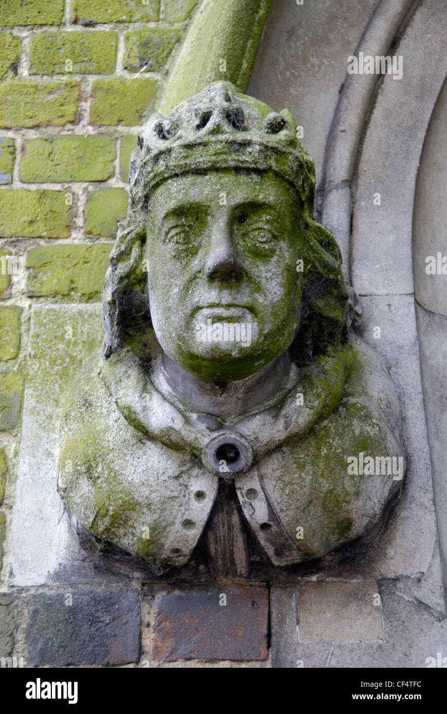 Statue eines Königs vor dem Eingang zum St. Johns Winchester Almosen Armenhäuser. Stockfoto