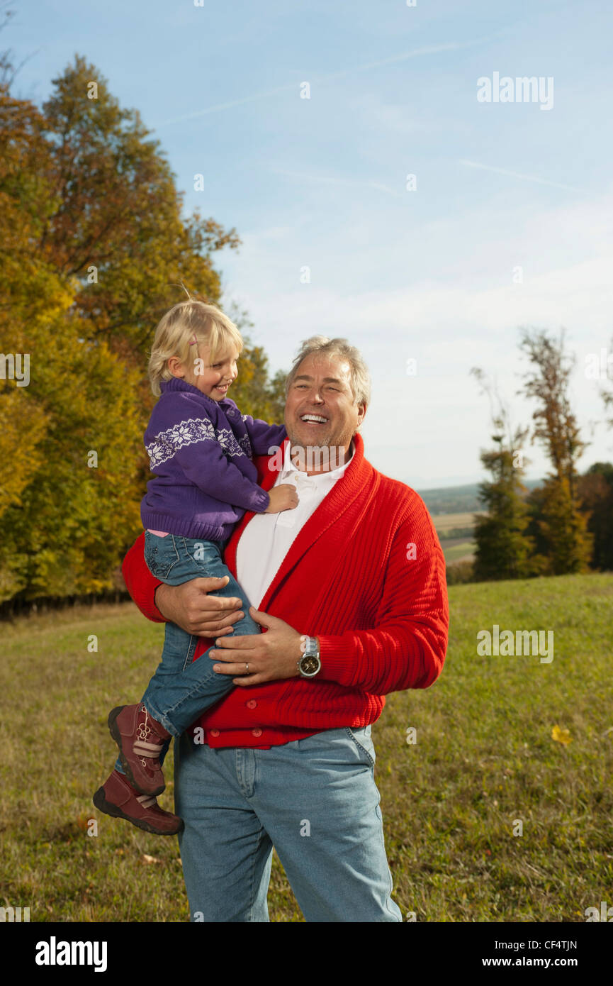Deutschland, Bayern, Großvater mit Enkelin, Lächeln Stockfoto