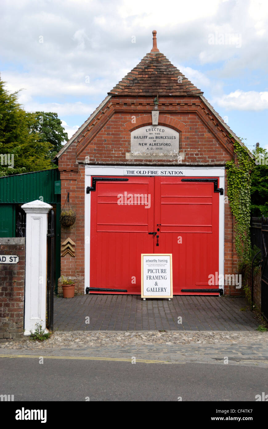 Der alten Feuerwache in Alresford, gebaut im Jahre 1881, dient heute als Galerie und Werkstatt für ein Bild einrahmen Unternehmen. Stockfoto