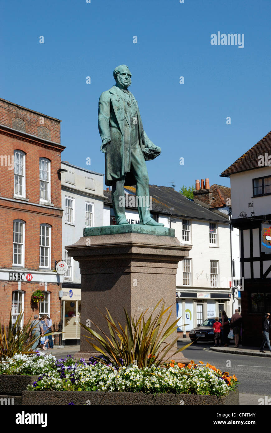 Eine Statue von Lord Palmerston im Marktplatz, Romsey. Lord Palmerston war zweimal Premierminister von 1855 bis 1865. Stockfoto