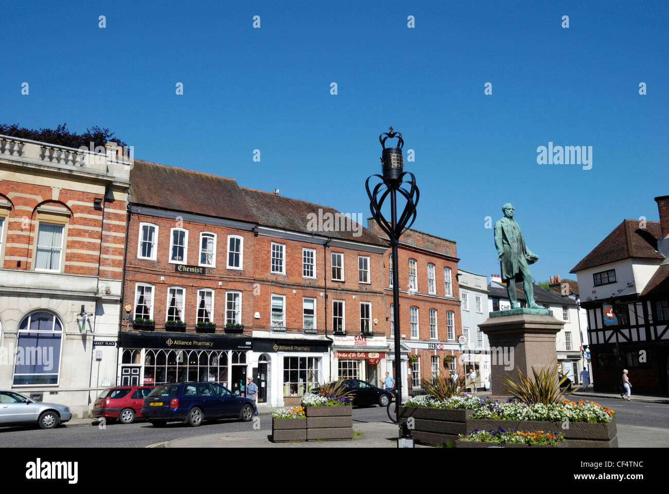 Statue von Lord Palmerston, zweimal Premierminister von 1855 bis 1865 auf dem Marktplatz in Romsey. Stockfoto