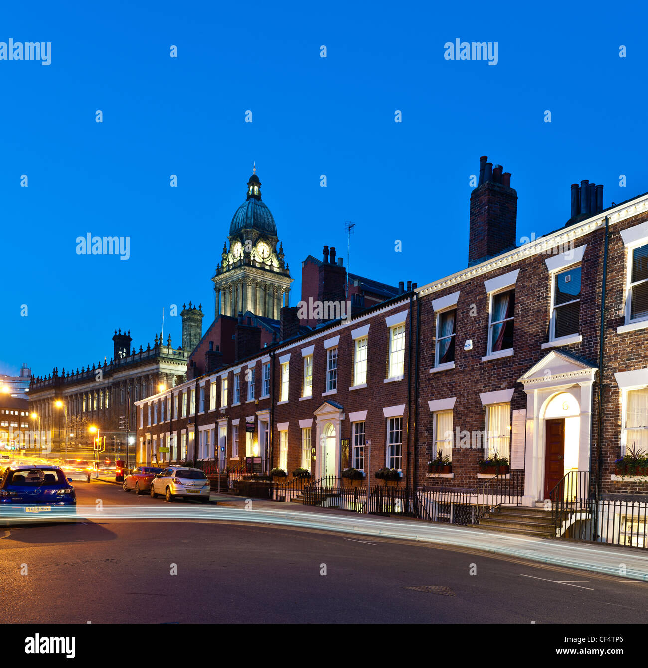 Leeds Town Hall und georgischen Terrasse befindet sich in der Nacht mit leichten Spuren der vorbeifahrenden Autos. Stockfoto