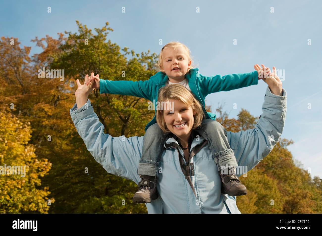 Deutschland, Bayern, Mutter mit Tochter auf Schulter, Lächeln Stockfoto
