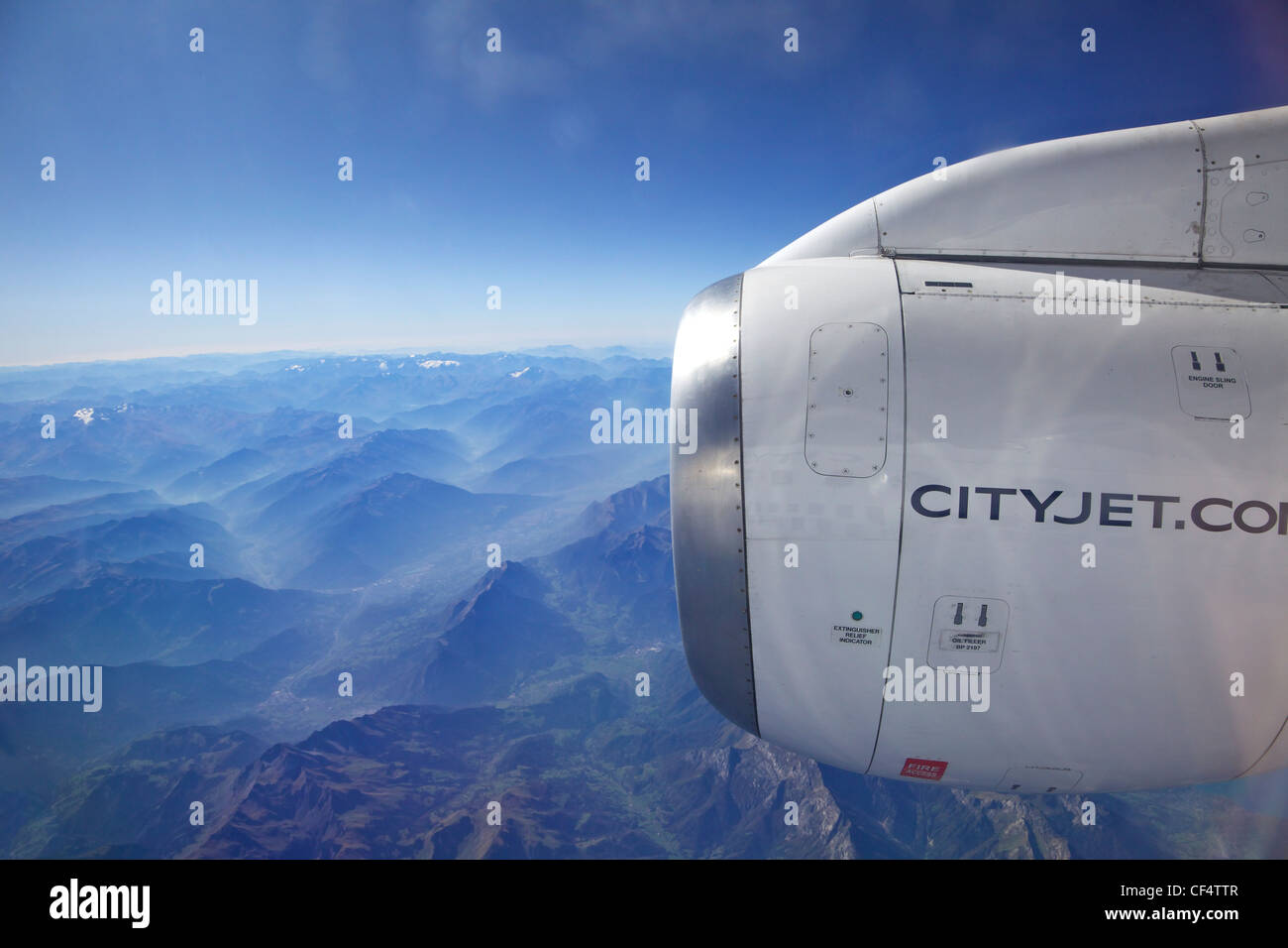 Jet-Engine in Cityjet Passagierflugzeugen über die italienischen Alpen, Nord-Italien, Europa Stockfoto