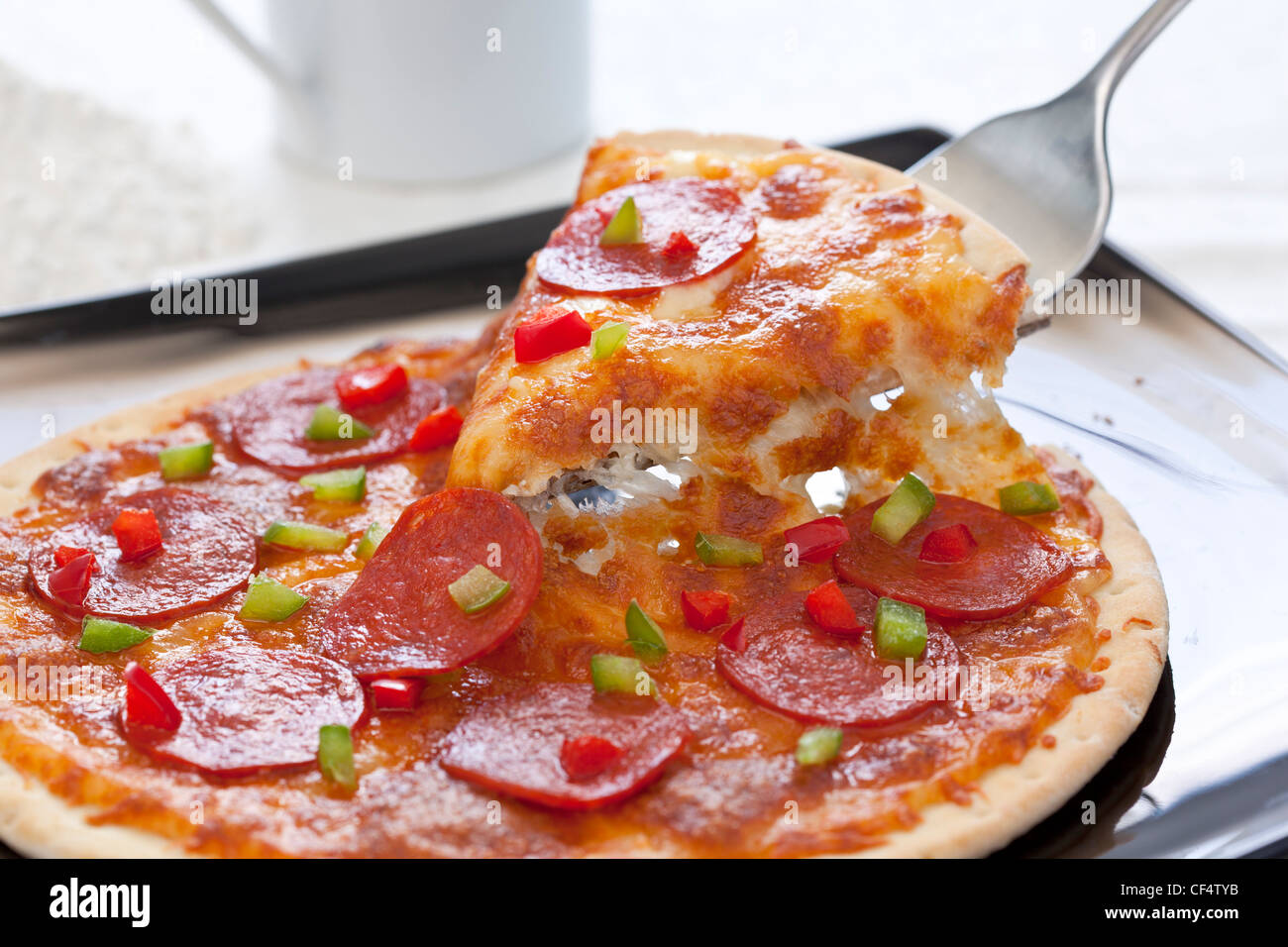 Stück Salami pizza Stockfoto