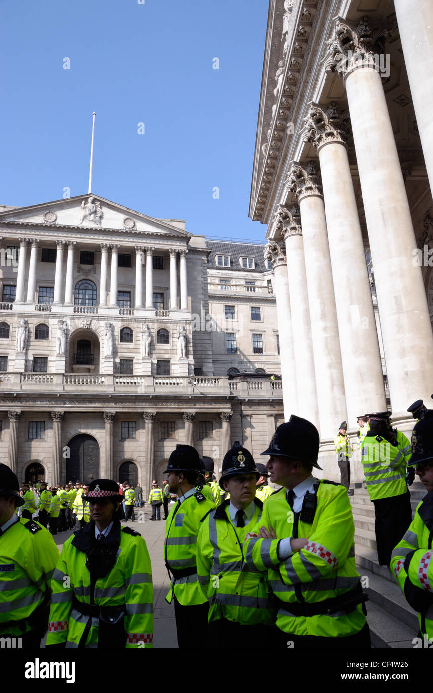 Polizei bewacht die Bank of England und der Royal Exchange während der G20-Demonstrationen in der City of London. Stockfoto