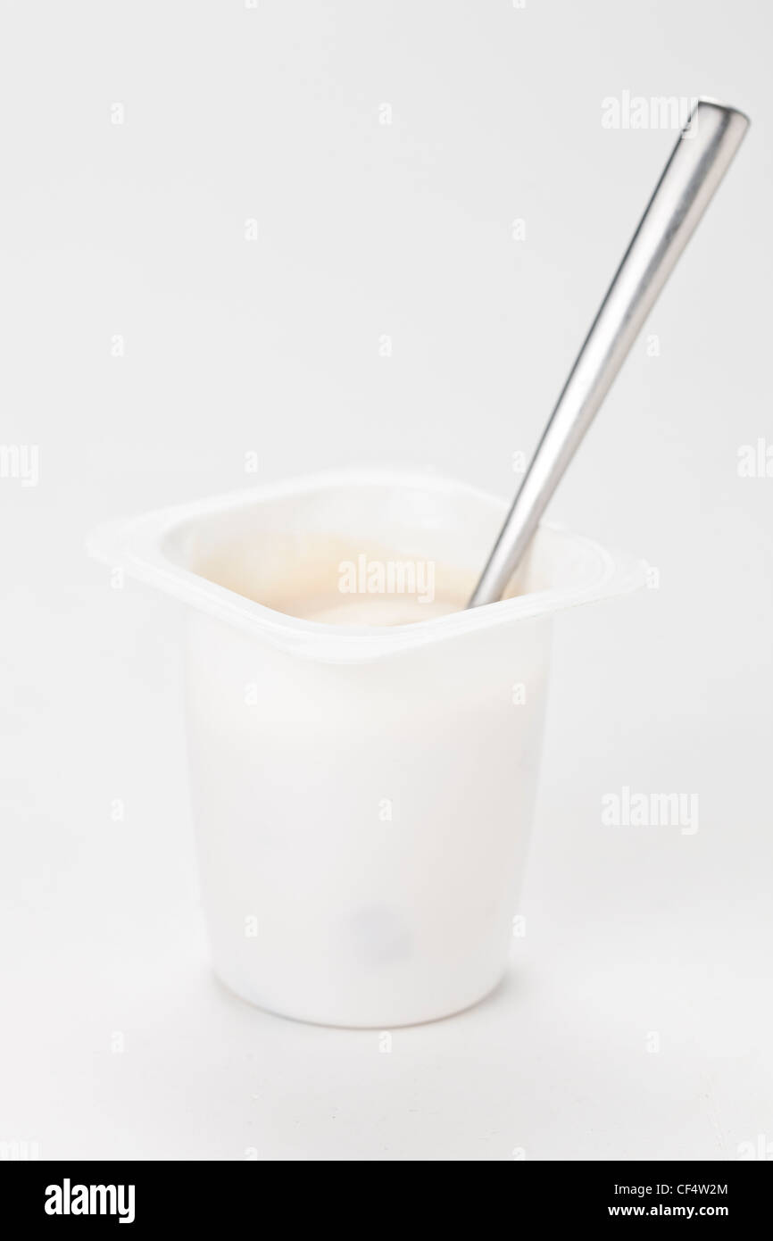 Joghurt in KunststoffBox Container auf weißem Hintergrund