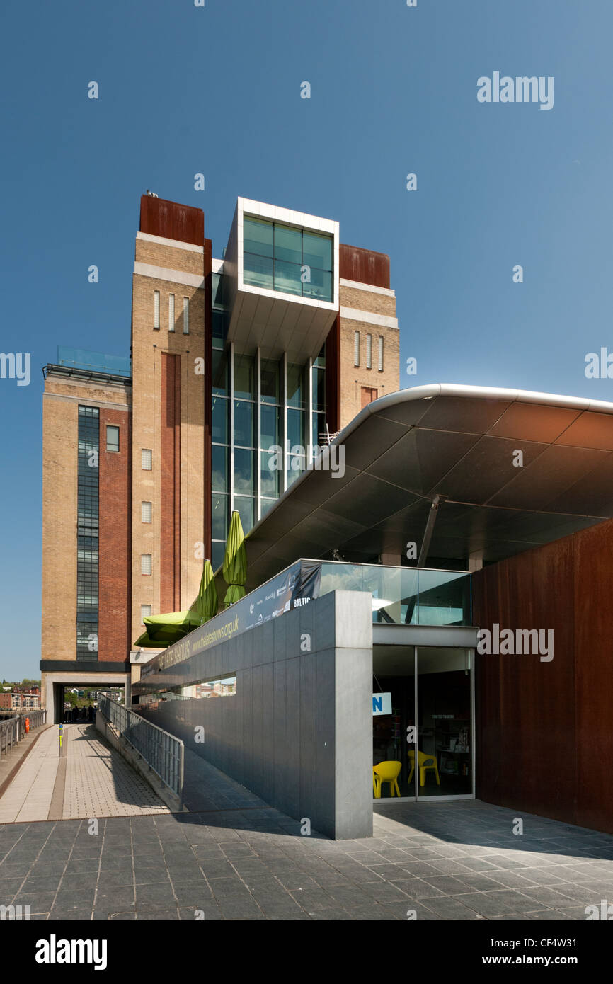 Baltic Centre for Contemporary Art in Gateshead Quays. Das Zentrum entstand aus einer ehemaligen Getreidemühle. Stockfoto