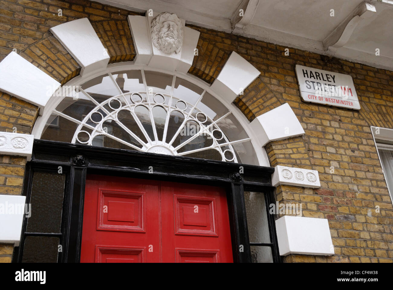 Eintritt in eine private Arztpraxis in der Harley Street, einer der berühmtesten Straßen in London. Stockfoto