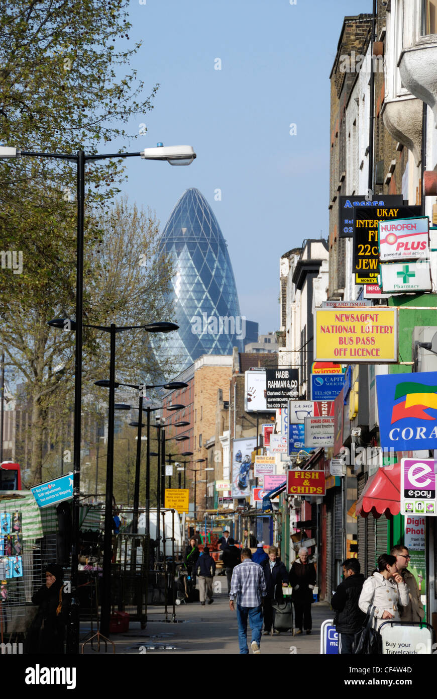 Ein Blick auf Whitechapel Weg die Gurke (Swiss Re Gebäude) in der City of London in der Ferne. Stockfoto