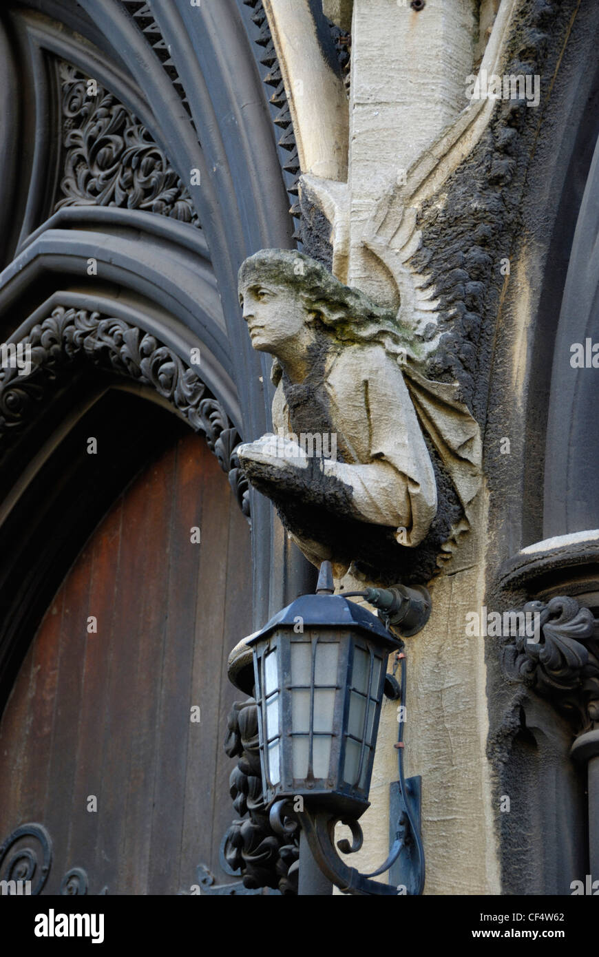 Ein Stein Engel auf der Außenseite der Kirche von St Matthew St Petersburgh vorhanden. Stockfoto