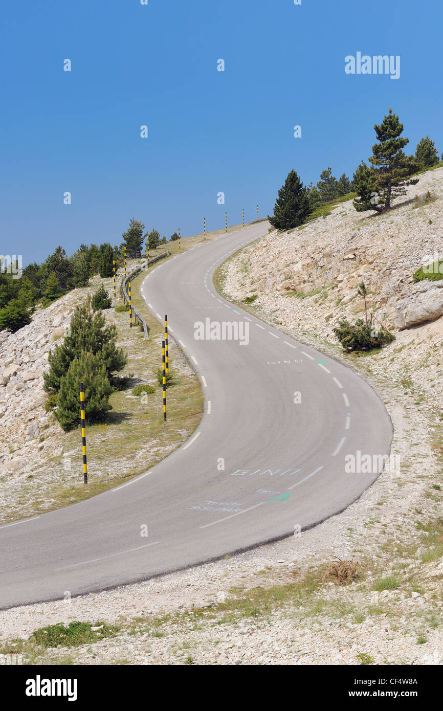 Frankreich, mediterrane Umgebung, Provence, Vaucluse, Blick auf leere kurvenreiche Straße Stockfoto