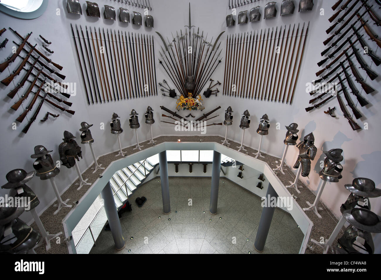 Die Basis der "Hall of Steel" an die Royal Armouries, zeigt eine Sammlung von über 2500 Teile von Rüstungen und Waffen aus t Stockfoto