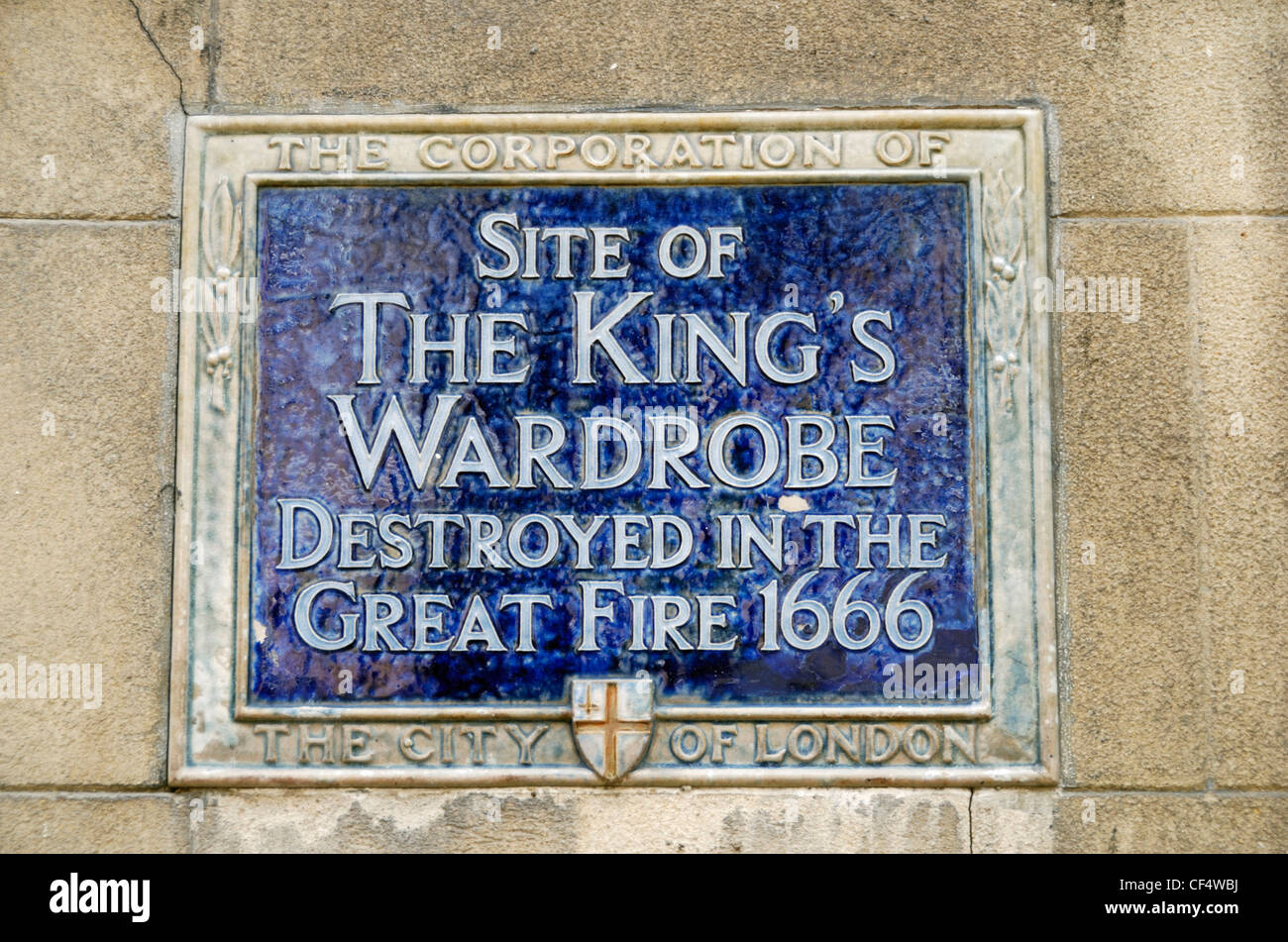 Blaue Plakette markiert den Standort des Königs Garderobe, im großen Brand von London 1666 zerstört. Stockfoto