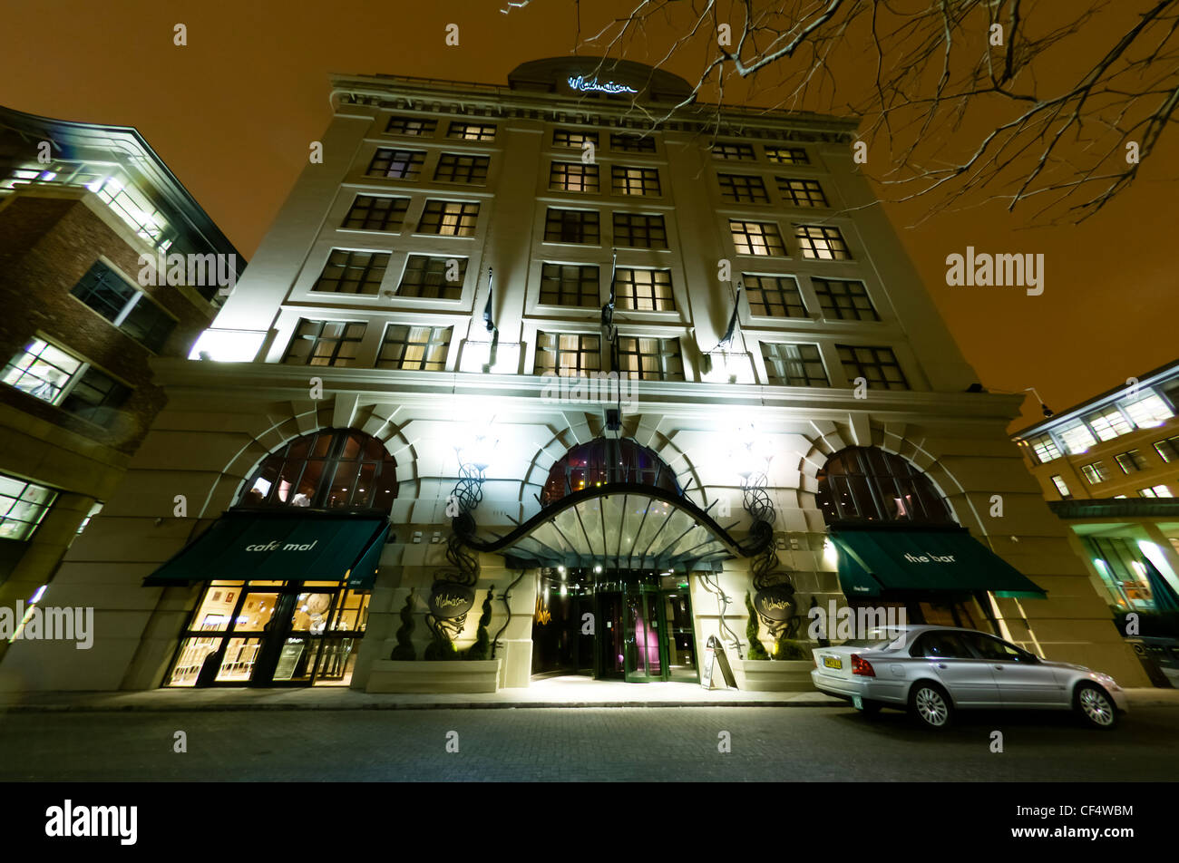 Die Fassade von Malmaison Hotel am Kai im Stadtzentrum von Newcastle in der Nacht. Stockfoto