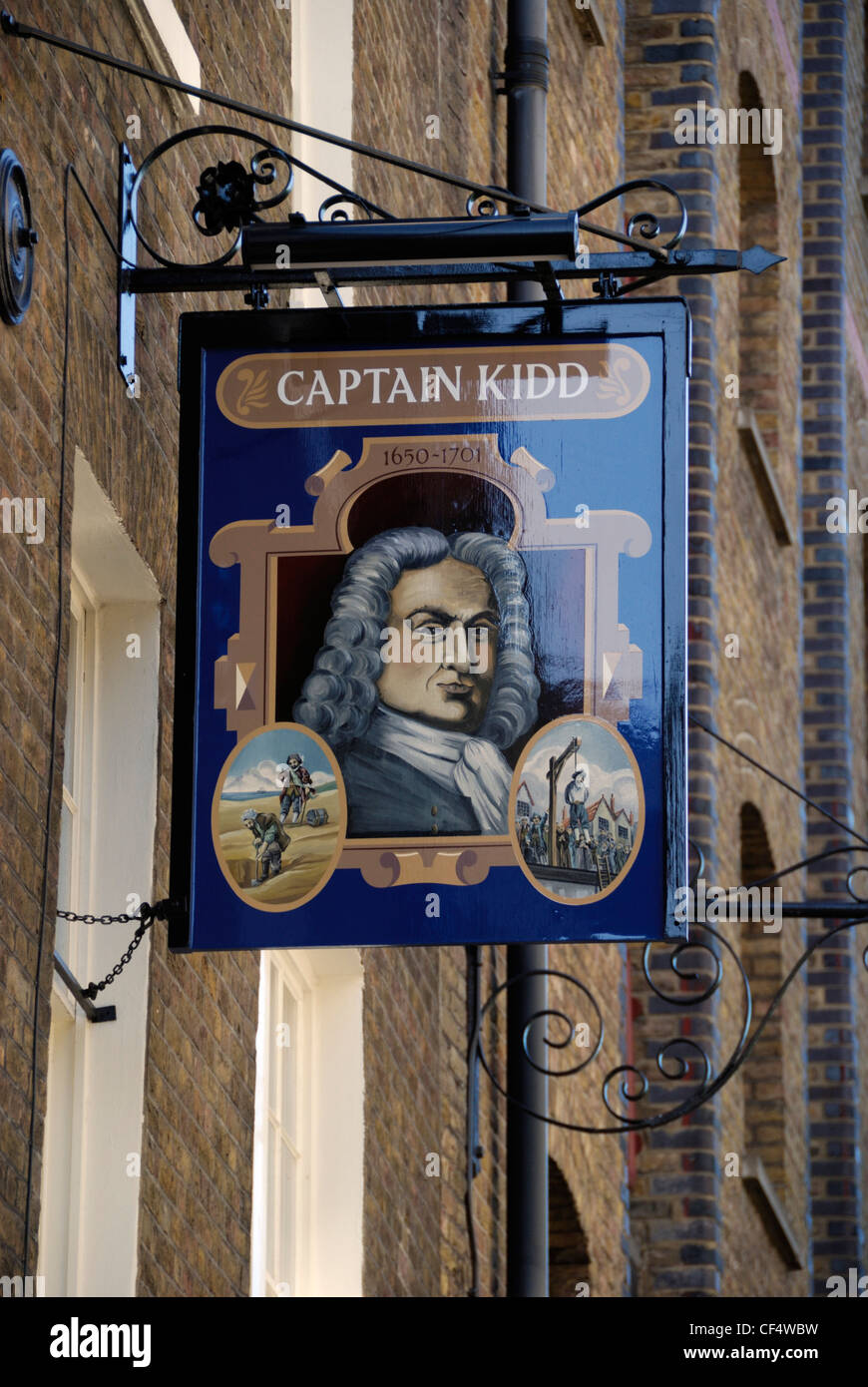 Ein Pub-Zeichen von The Captain Kidd Gastwirtschaft in Wapping Hautpstraße projizieren. Stockfoto