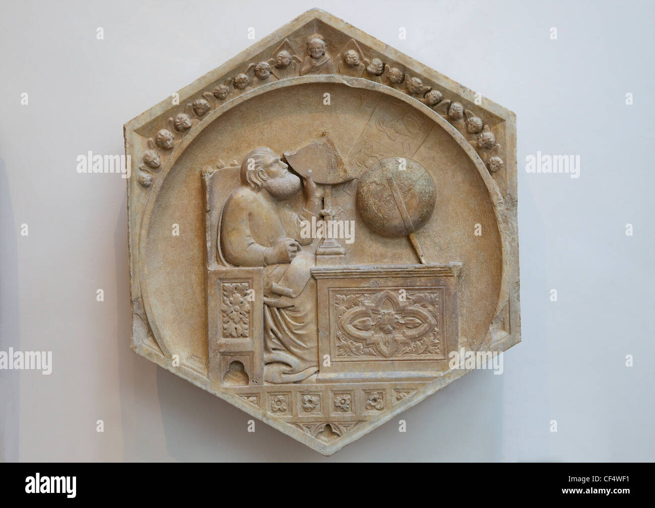 Astronomie, von Andrea Pisano Studio, 1337-1341, ursprüngliche Relief aus dem Campanile, Museo dell'Opera del Duomo, Florenz, Toskana Stockfoto