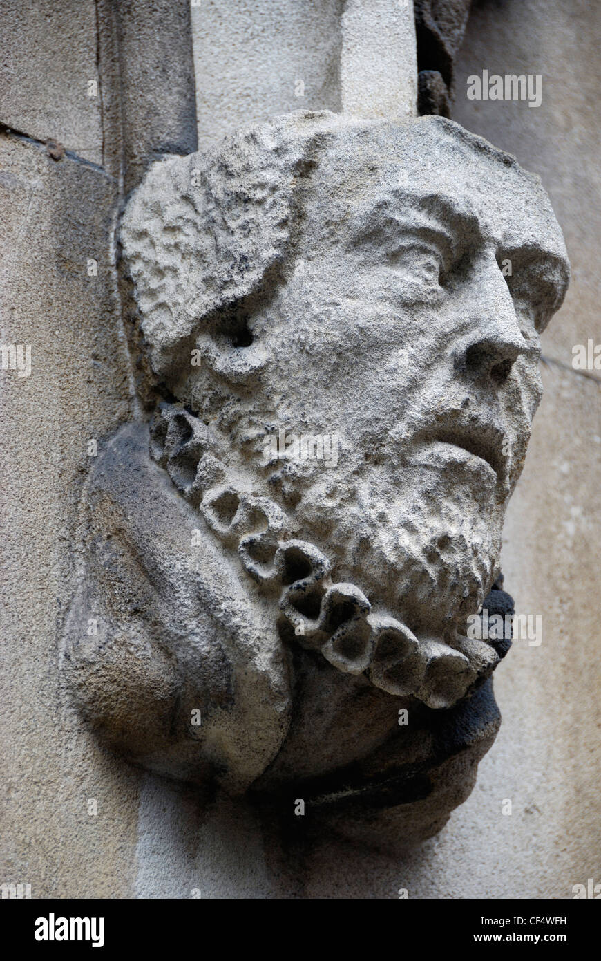Statue des Dichters John Donne über der Vorhalle der Kirche St. Dunstan im Westen in der Fleet Street. Stockfoto