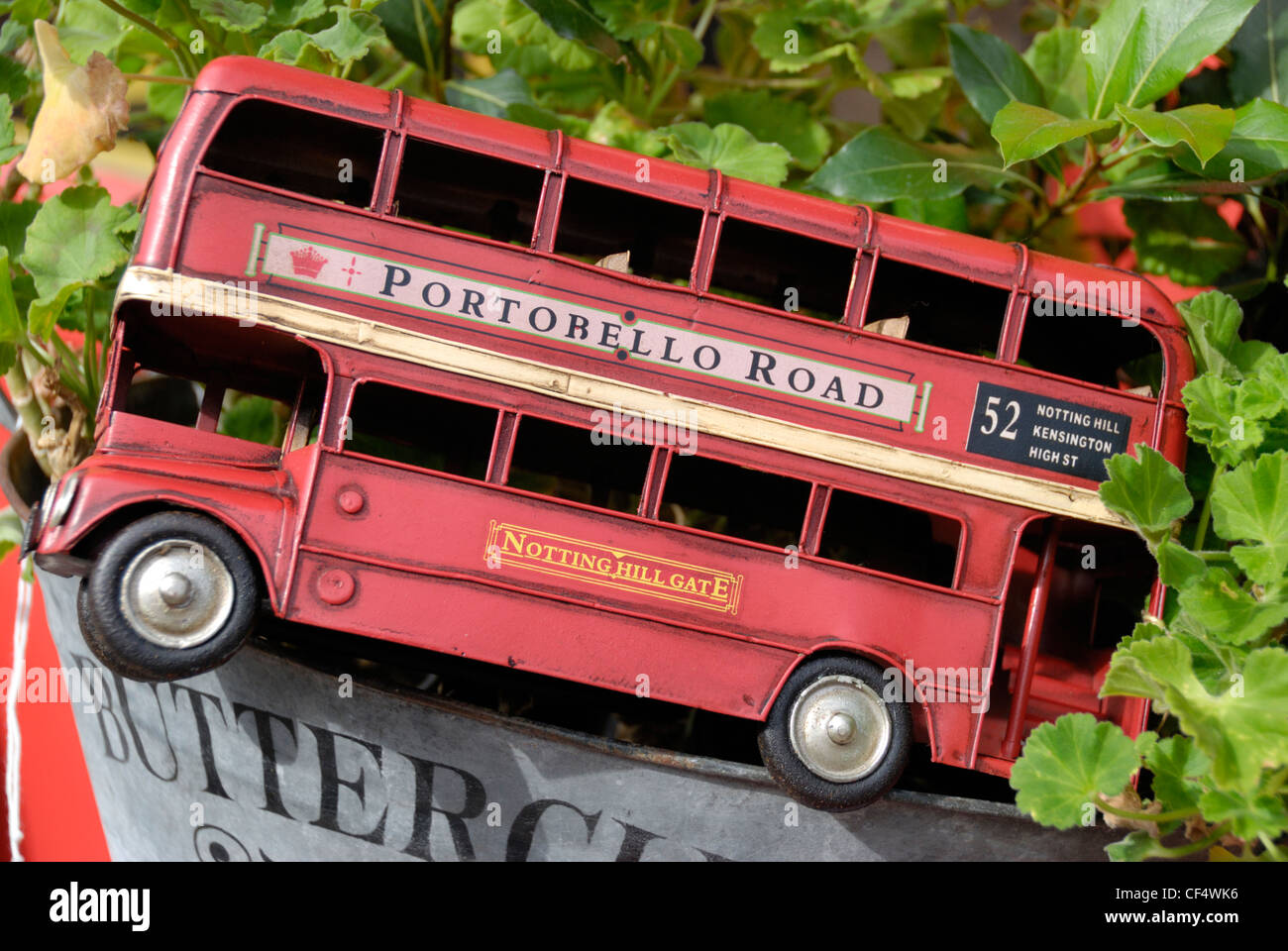 Modell Replik einer roten London Routemaster Doppeldecker-Bus in ein Portobello Road Antiquitäten Shop. Stockfoto