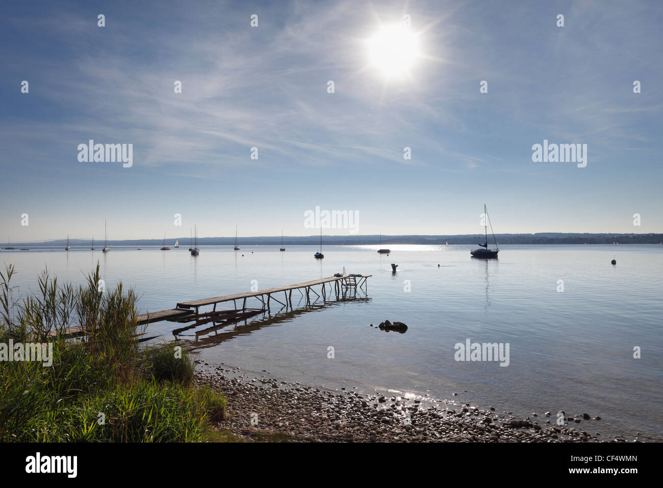 Deutschland, Bayern, Upper Bavaria, Fuenfseenland, Breitbrunn, Ansicht von See Ammersee mit Pier Tor Stockfoto