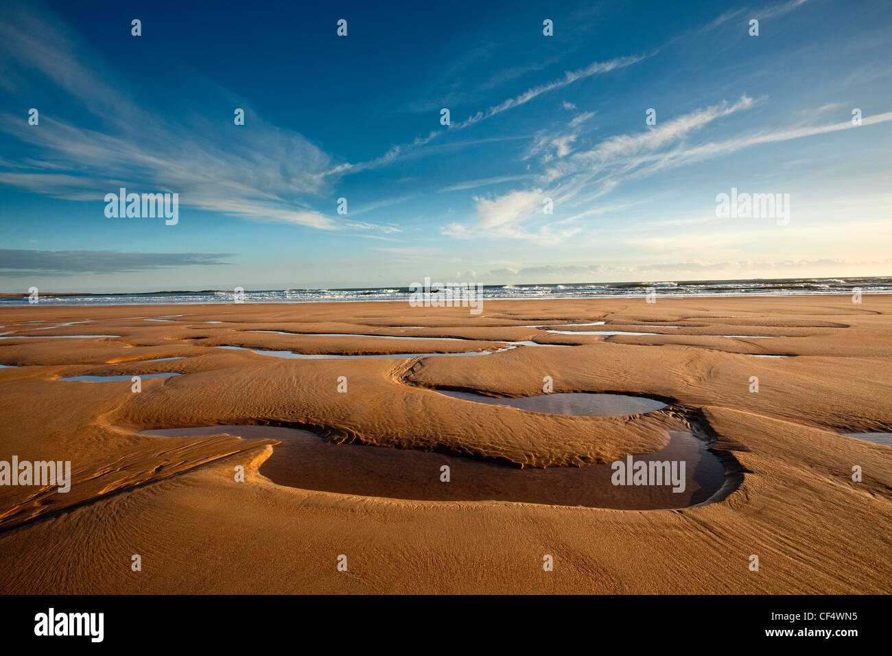 Muster in den Sand von Ebbe Embleton Bay offenbart. Stockfoto