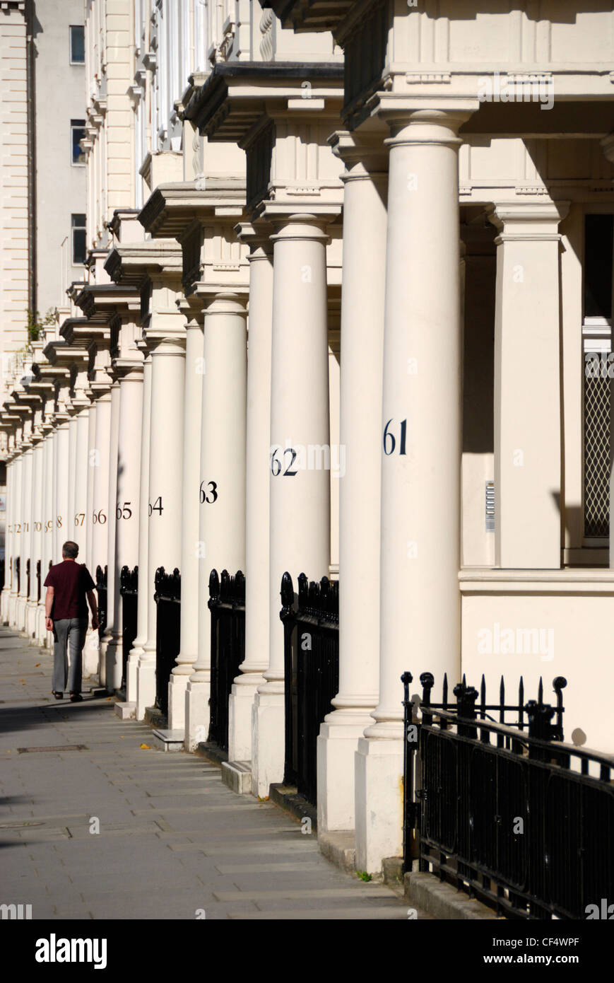 Nummerierte Steinsäulen außerhalb eleganten Häuser viktorianischen Reihenhaus in Eccleston Square. Stockfoto