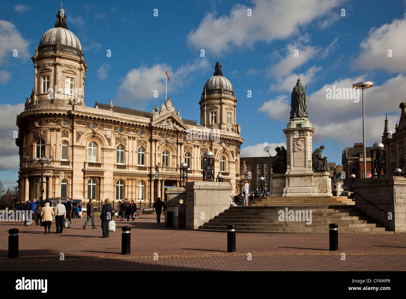 Königin Viktoria-Statue vor dem Maritime Museum in der alten Dock-Büros in Queen Victoria Square. Stockfoto