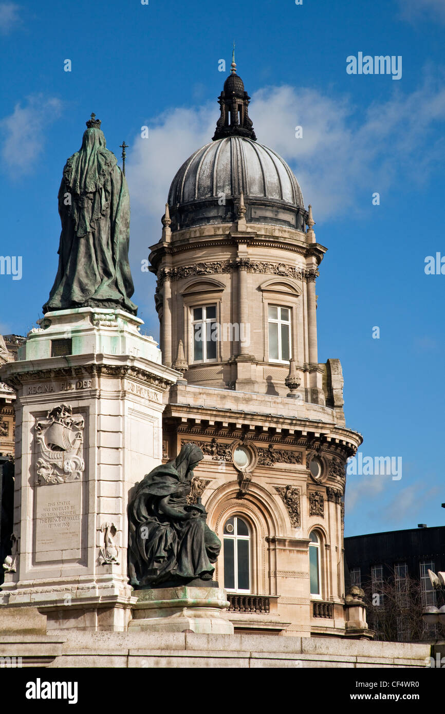 Königin Viktoria-Statue vor dem Maritime Museum in der alten Dock-Büros in Queen Victoria Square. Stockfoto