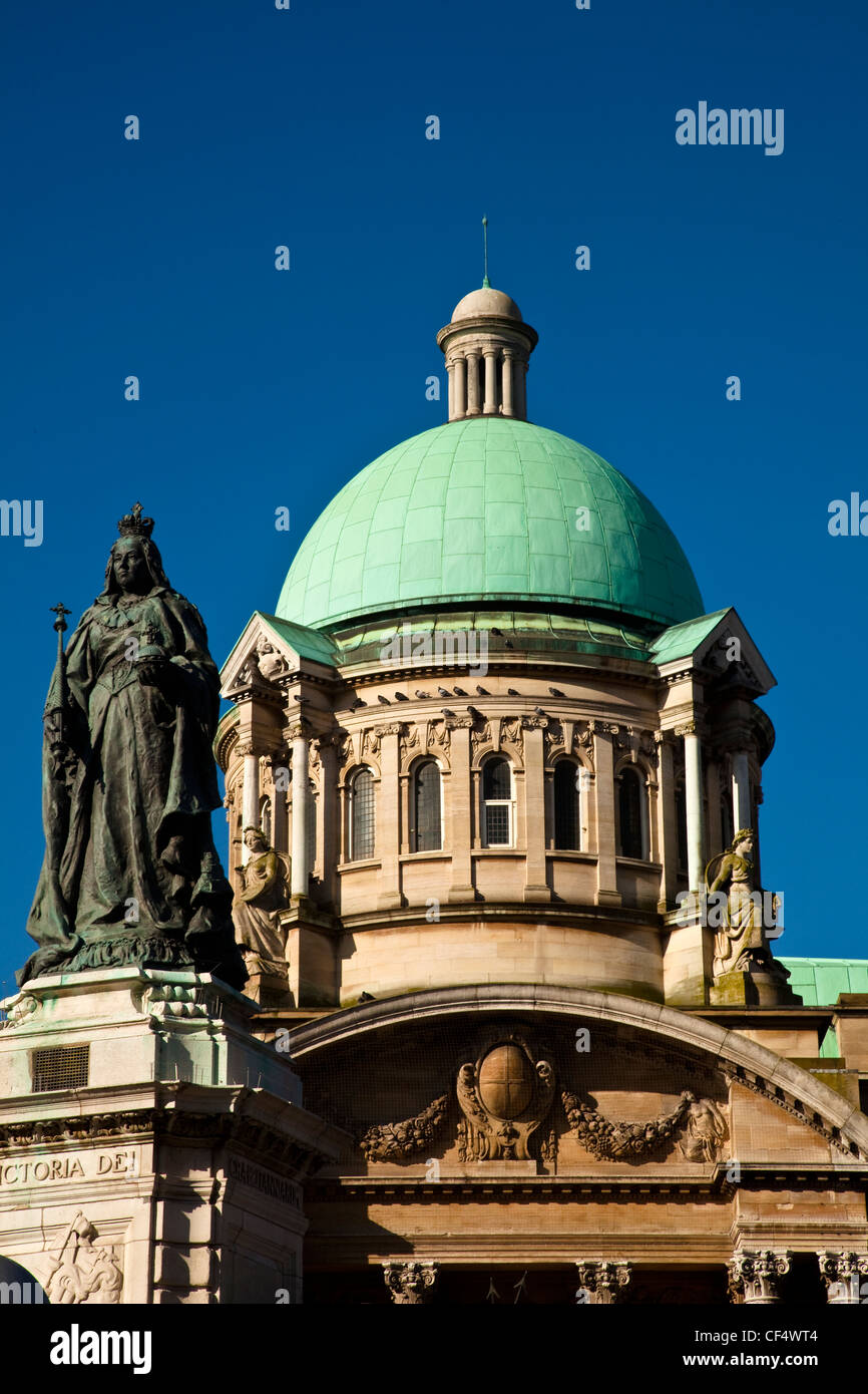 Eine Statue von Königin Victoria im Queen Victoria Square vor dem Rathaus. Stockfoto