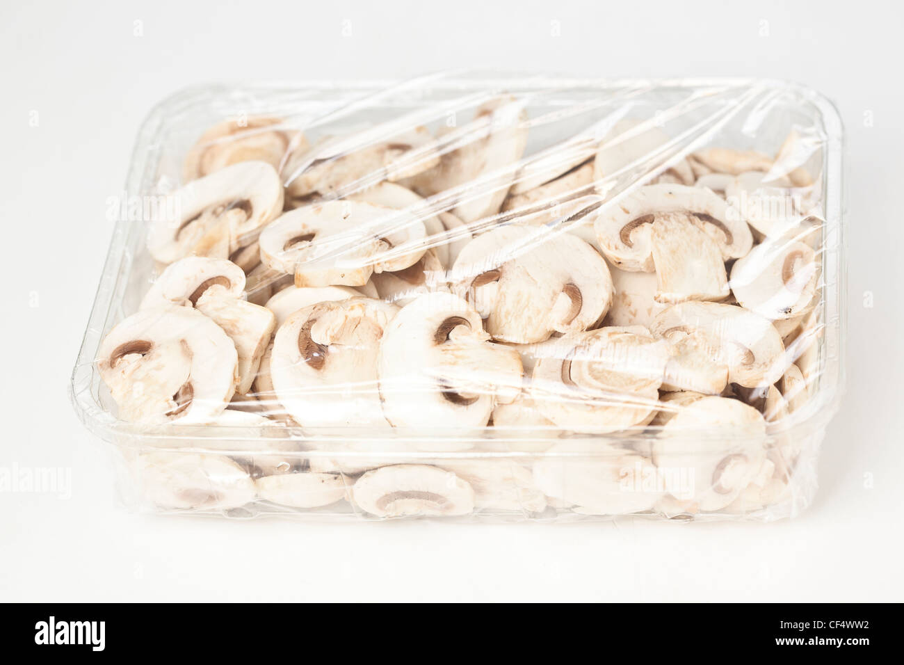 in Scheiben geschnittenen Champignons verpackt Stockfoto