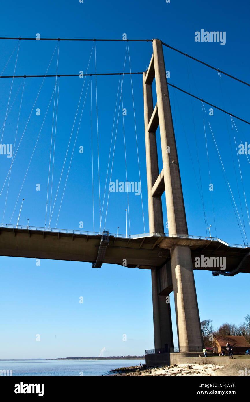 Der Nordturm der Humber-Brücke, die fünftgrößte Single-Span-Hängebrücke der Welt. Stockfoto