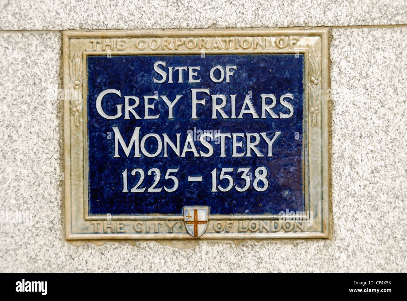 Plakette markiert den ehemaligen Standort des grauen Mönche Kloster in Newgate Street. Stockfoto