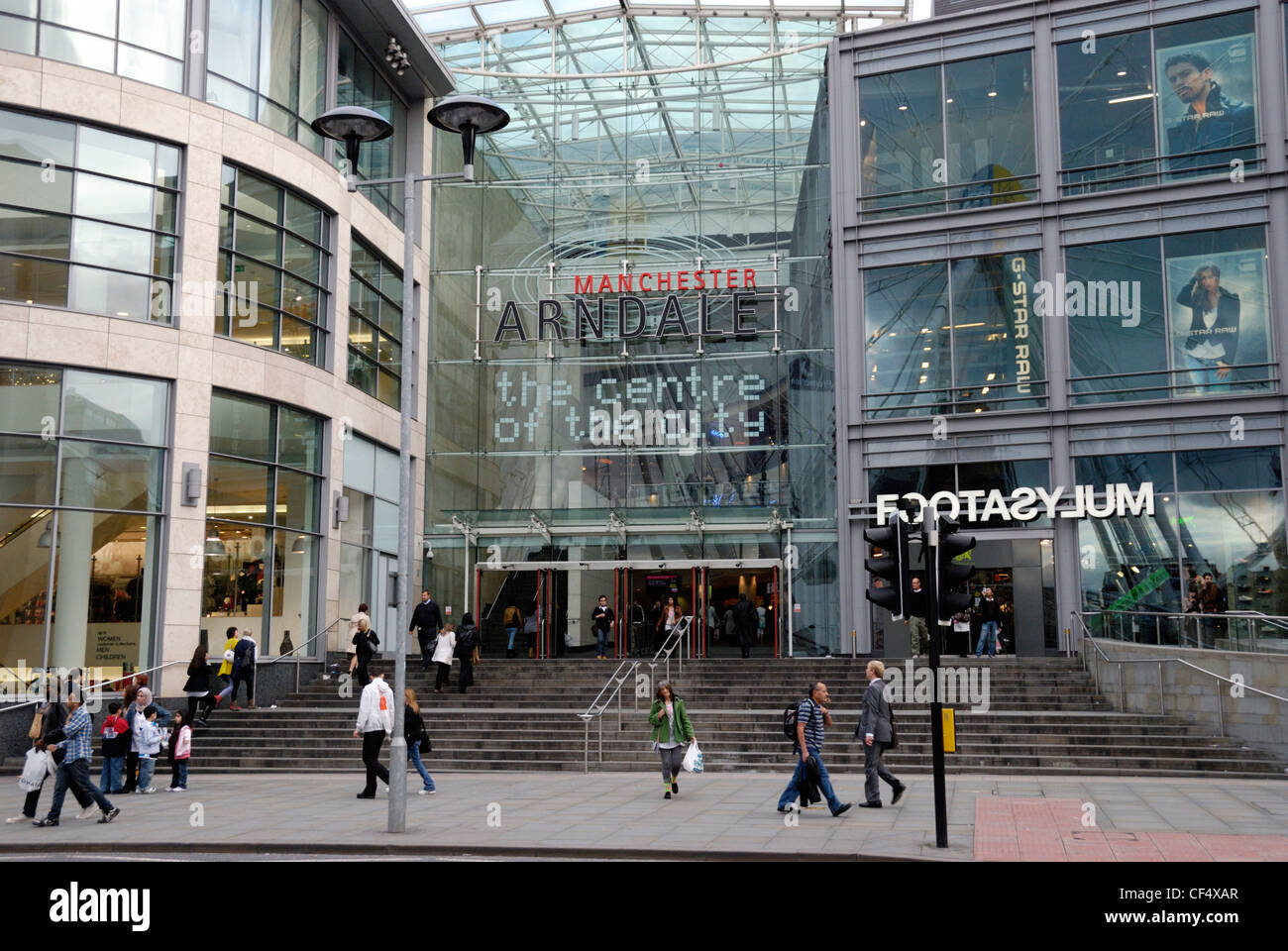 Käufer außerhalb der Manchester Arndale, Großbritanniens größte innerstädtische Einkaufszentrum, befindet sich im Herzen von Manchester City Ce Stockfoto