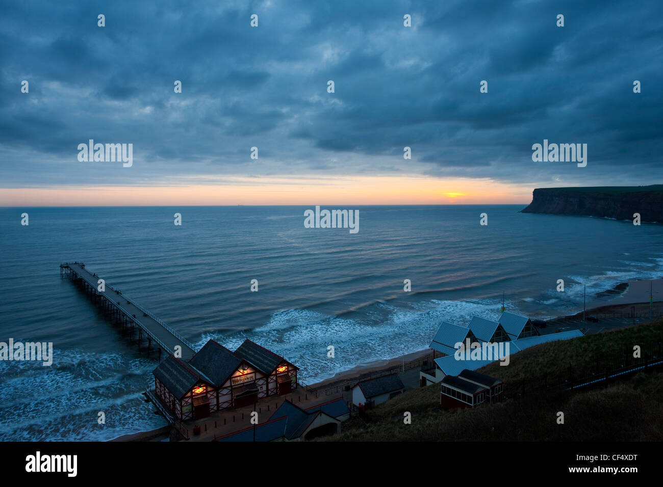 Sonnenaufgang über den viktorianischen Pier in Saltburn-By-The-Sea, am Tag nach dem Ausbruch des isländischen Vulkans April 2010. Stockfoto
