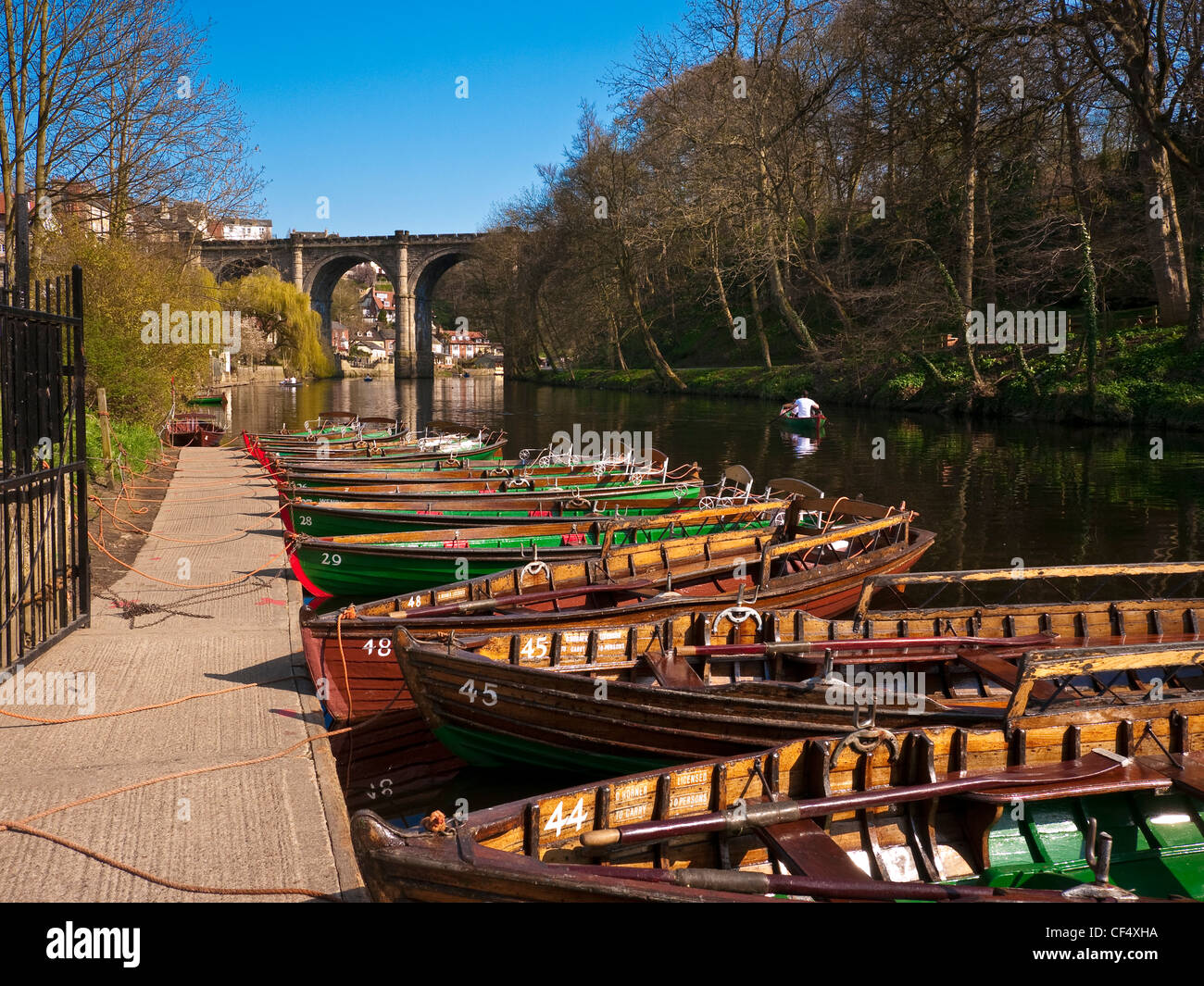 Ruderboote zu mieten auf dem Fluß Nidd. Die Knaresborough Viadukt, gebaut im Jahre 1851, viktorianischen Bahnverkehr über die Nidd zu tragen Stockfoto