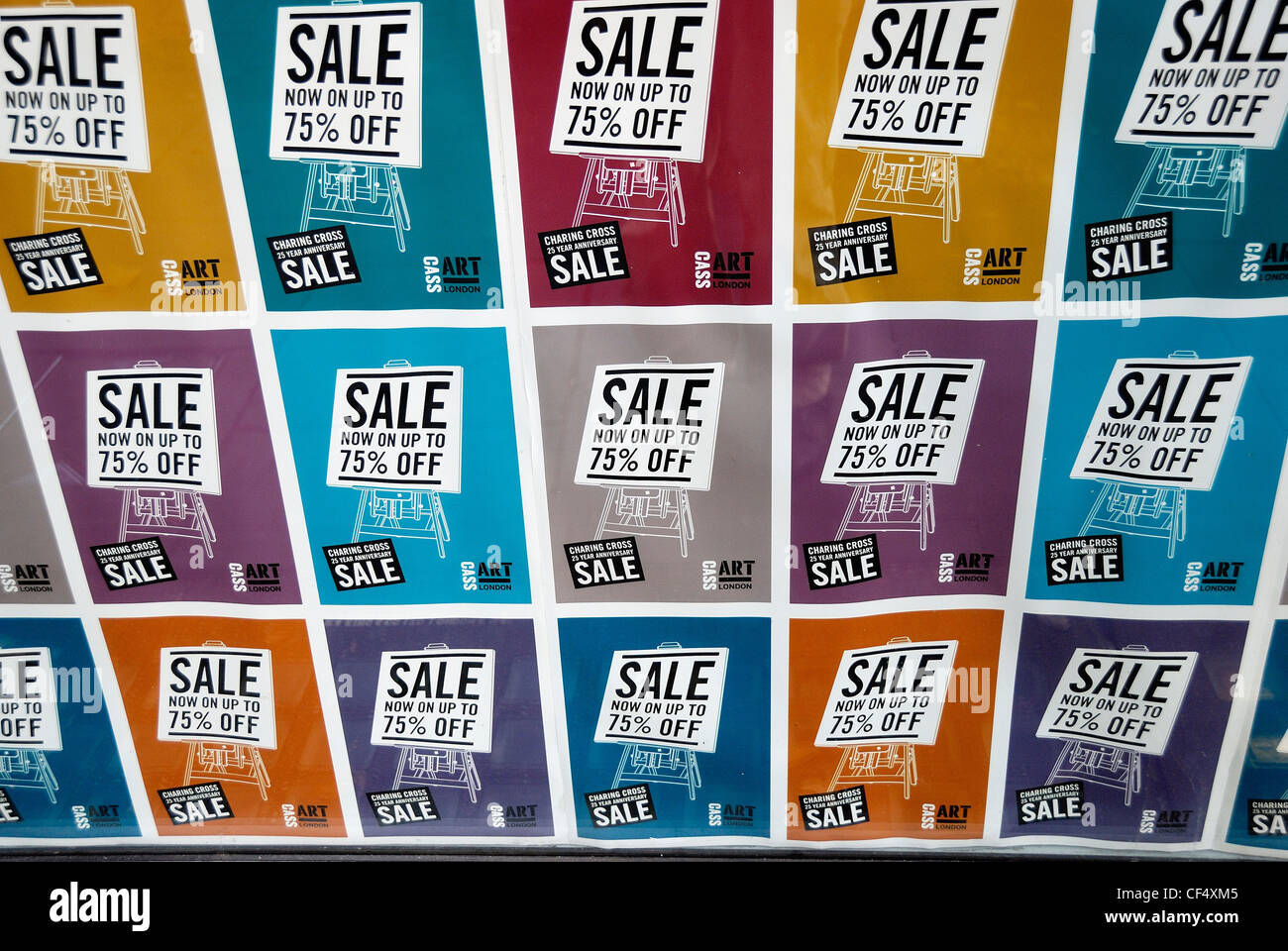 Fett und bunt Verkauf Zeichen auf dem Display in das Fenster der CASS ART LONDON. Stockfoto