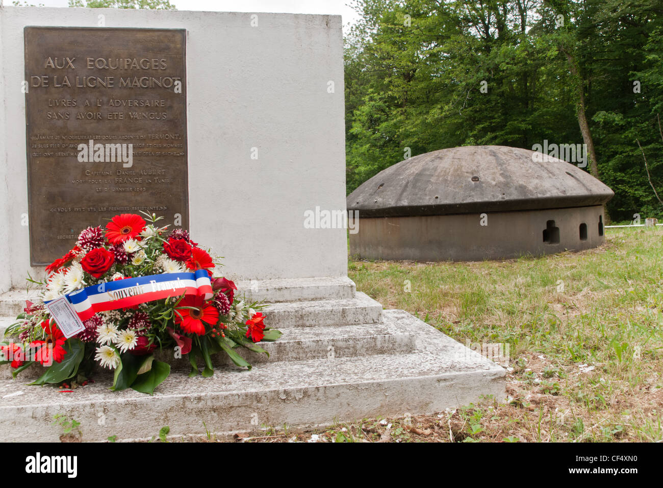 Longuyon, Frankreich. Ein Denkmal für die Soldaten der Maginot-Linie vor einer Pistole Kasematte am Fort de Fermont doppelzüngig Stockfoto