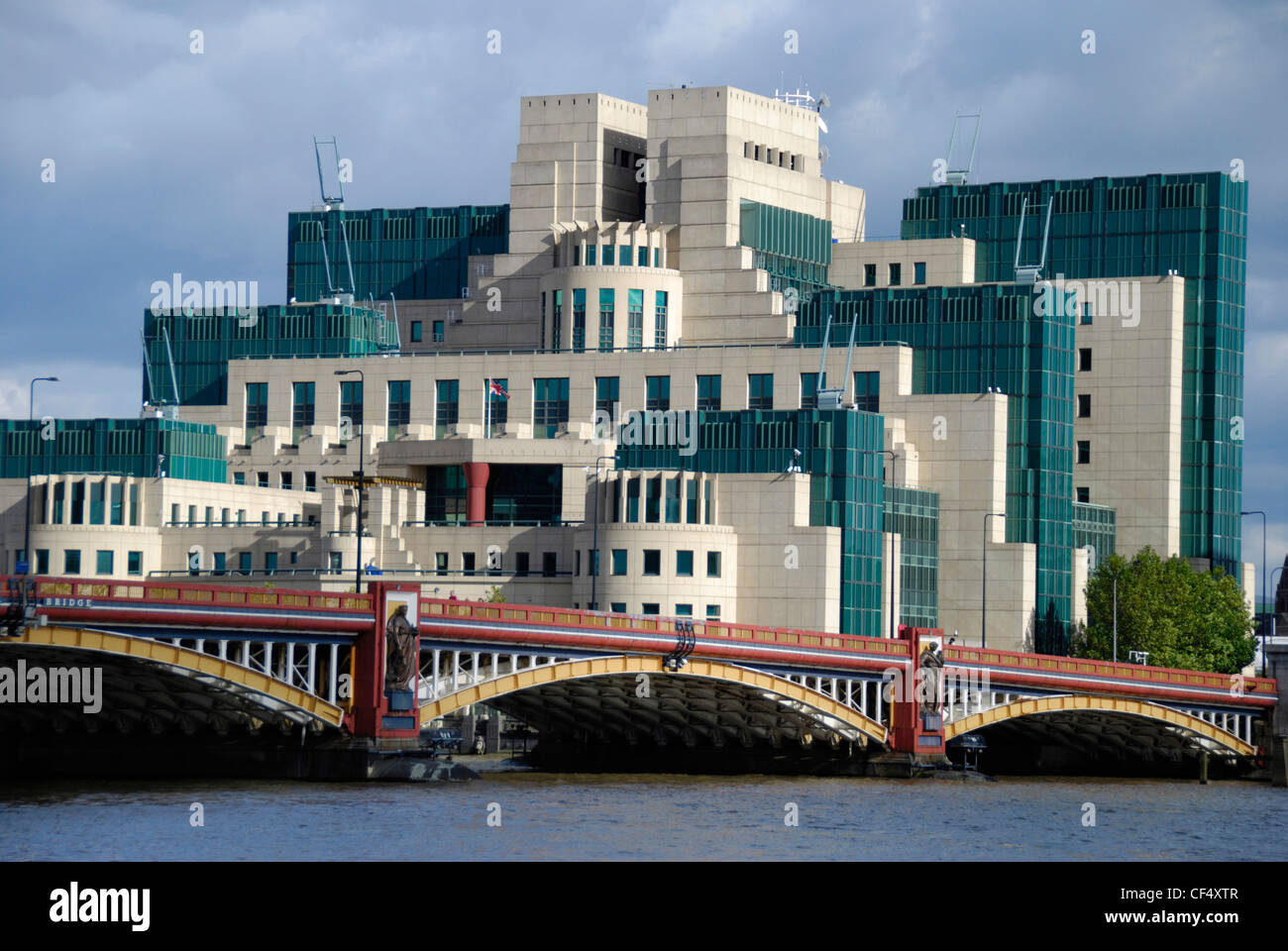 Die SIS Gebäude (auch bekannt als der MI6), Sitz des britischen Secret Intelligence Service auf der Südseite des Stockfoto