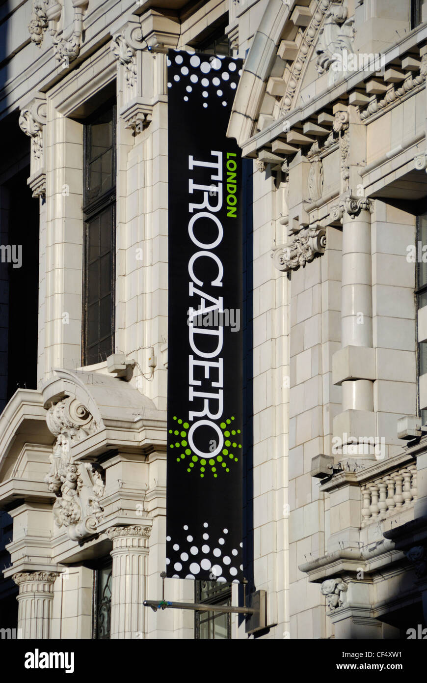 Ein Banner hängen vor dem London Trocadero, dis ein Entertainment-komplex und Einkaufszentrum im Herzen des Londoner theatre Stockfoto