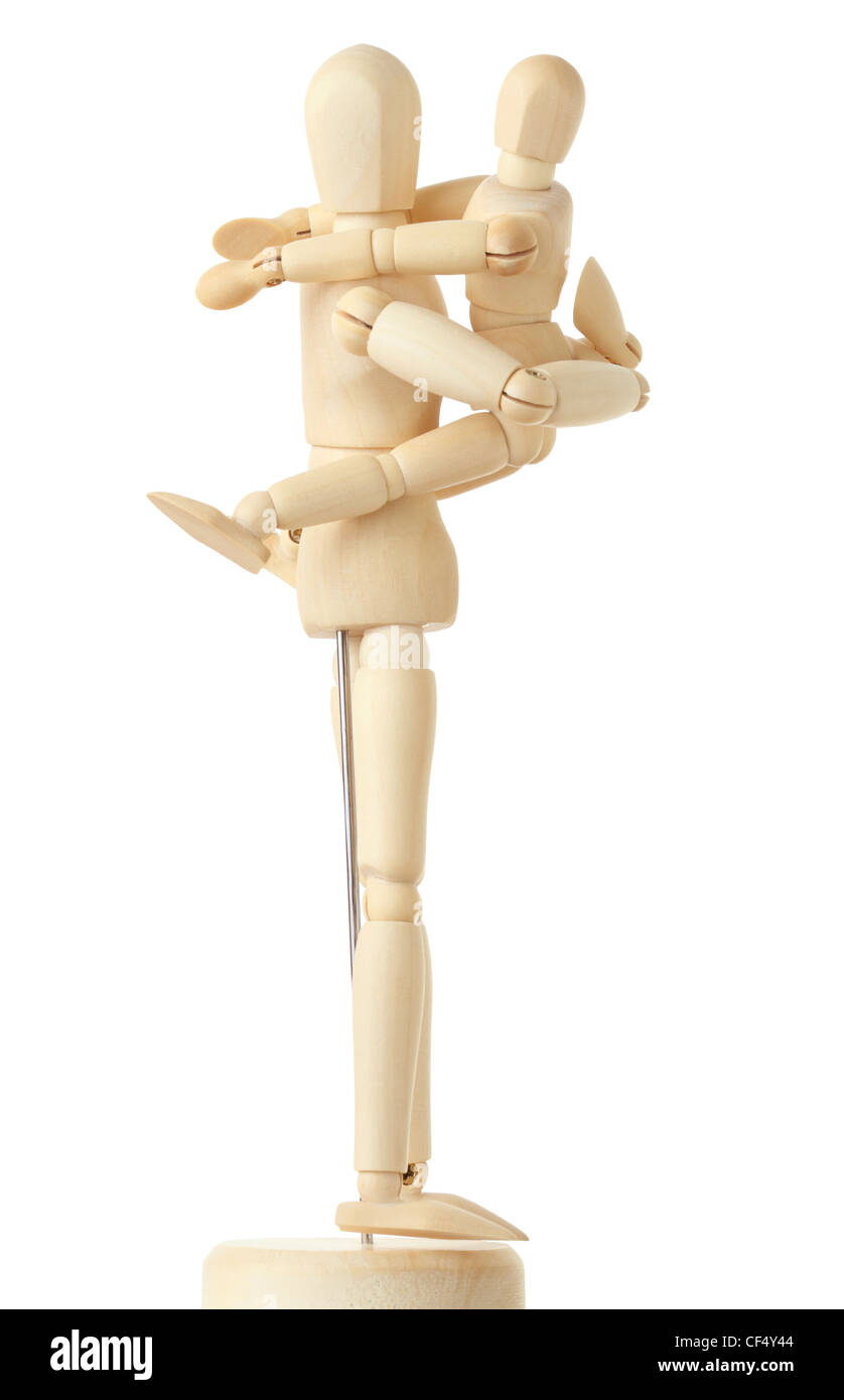 Holzfiguren von Kind umarmt seine Eltern an Schultern, Ganzkörper, isoliert auf weiss Stockfoto